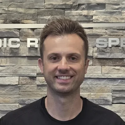 A headshot of Dr. Dustin Elliott, a chiropractor at Pioneer Sports & Pain Center.